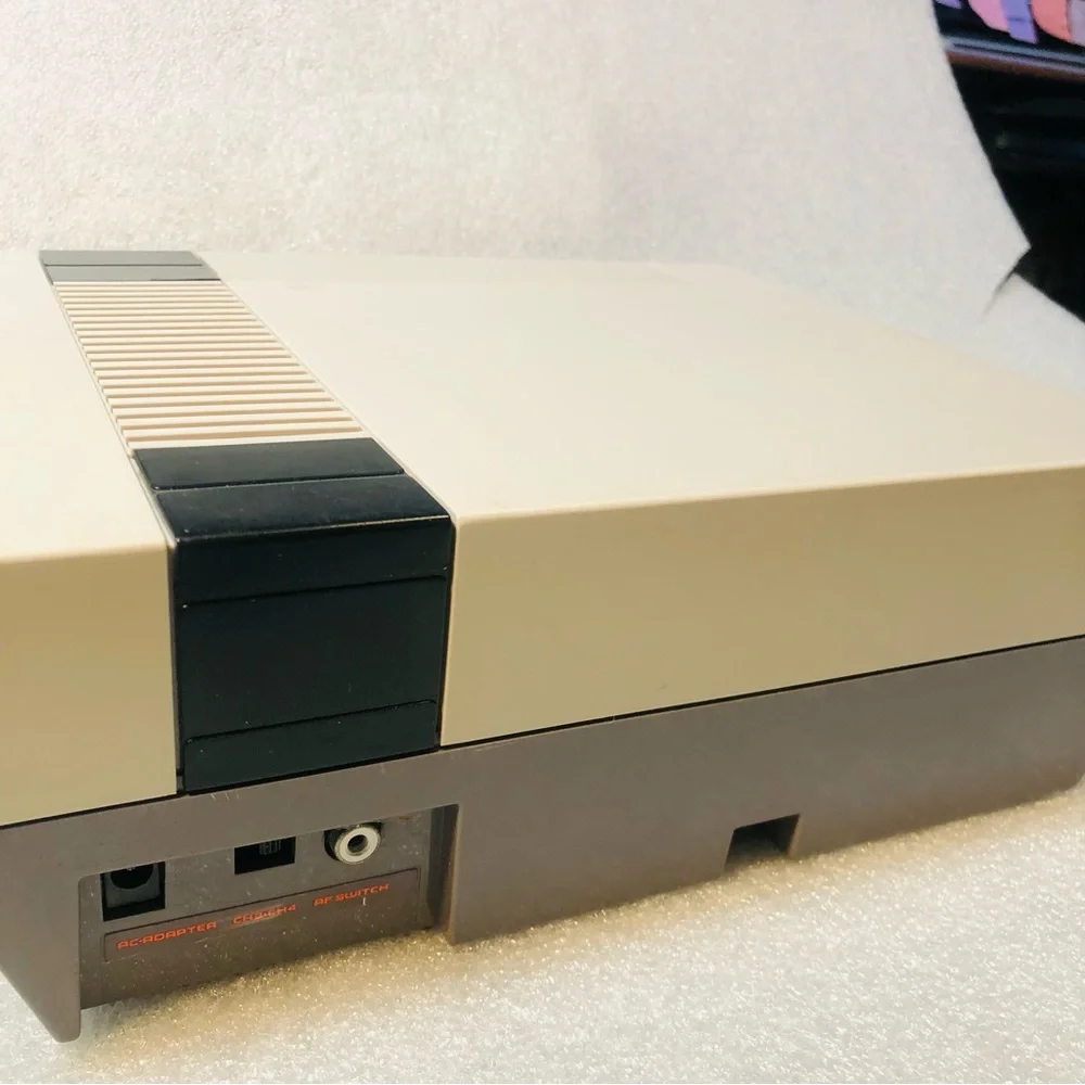 Nintendo Original NES-001 NES Console Bundle W/ 1 game OEM cord, zapper Tested